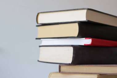 Beyaz arkaplan üzerine kitap yığını. Kitaplı, okullu, kütüphaneli fotoğraf..