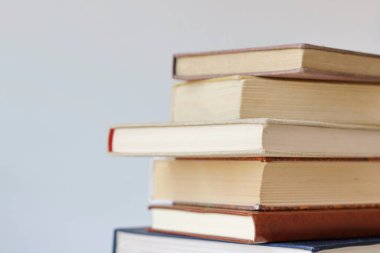 Beyaz arkaplan üzerine kitap yığını. Kitaplı, okullu, kütüphaneli fotoğraf..