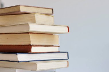 Beyaz arkaplan üzerine kitap yığını. Kitaplı, okullu, kütüphaneli fotoğraf..