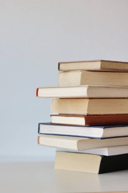 Beyaz arkaplan üzerine kitap yığını. Kitaplı, okullu, kütüphaneli fotoğraf..