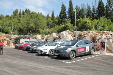 Hırvatistan 'ın Vrgorac kenti, 29,08.2020. Tesla elektrikli otomobili şarj istasyonunda