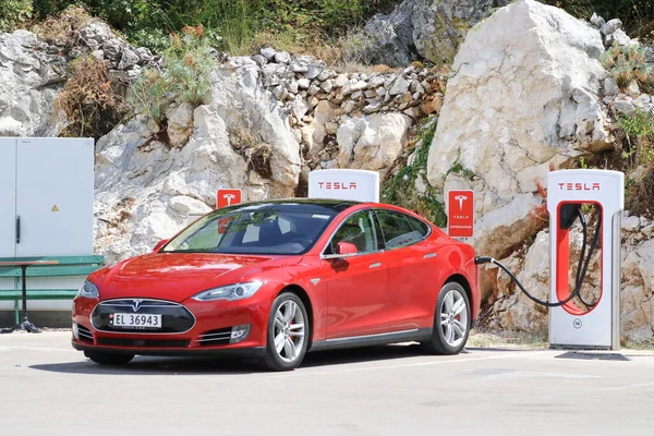 Hırvatistan 'ın Vrgorac kenti, 29,08.2020. Tesla elektrikli otomobili şarj istasyonunda