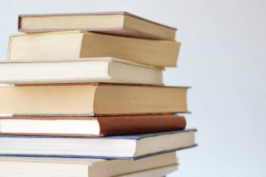 Beyaz üzerine kitap yığını