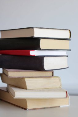 Beyaz üzerine kitap yığını