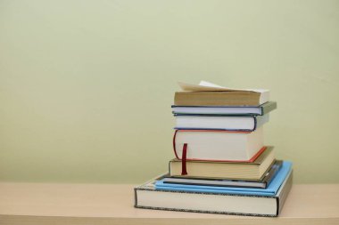 Okul kütüphanesinin rafındaki kitaplar.