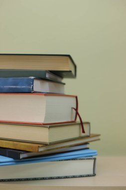 Okul kütüphanesinin rafındaki kitaplar.