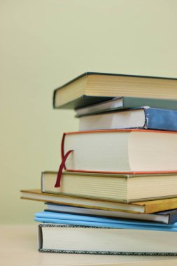 Okul kütüphanesinin rafındaki kitaplar.