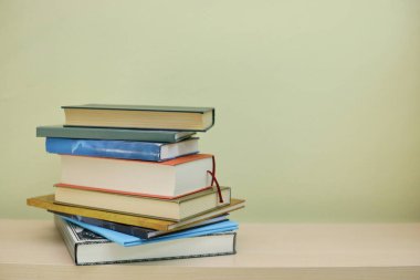 Okul kütüphanesinin rafındaki kitaplar.