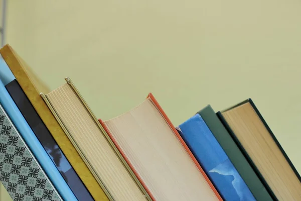 Bücher Regal Der Schulbibliothek — Stockfoto