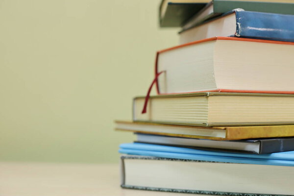 Книги на полке школьной библиотеки