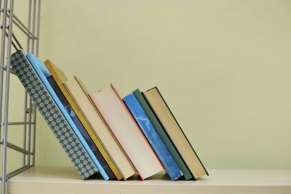 Bücher Regal Der Schulbibliothek — Stockfoto
