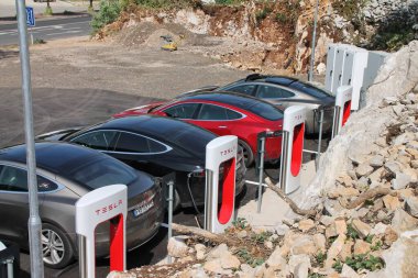 Hırvatistan 'ın Vrgorac kenti, 09 / 14 / 2020 Tesla elektrikli otomobil şarj istasyonunda