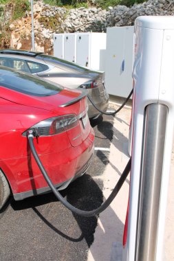 Hırvatistan 'ın Vrgorac kenti, 09 / 14 / 2020 Tesla elektrikli otomobil şarj istasyonunda