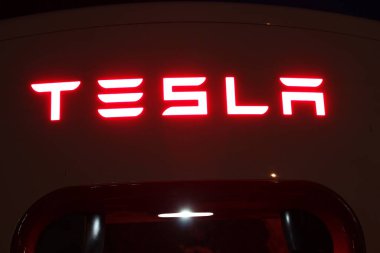 Vrgorac, Hırvatistan, 09 / 14 / 2020 Tesla geceleri elektrikli arabalar için süperşarj