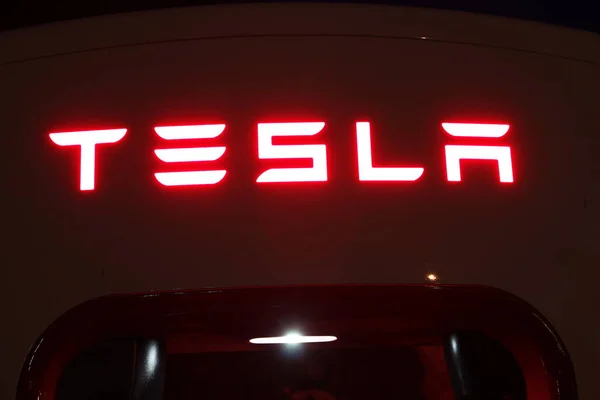 Vrgorac Croacia 2020 Tesla Sobrecarga Para Coches Eléctricos Por Noche — Foto de Stock