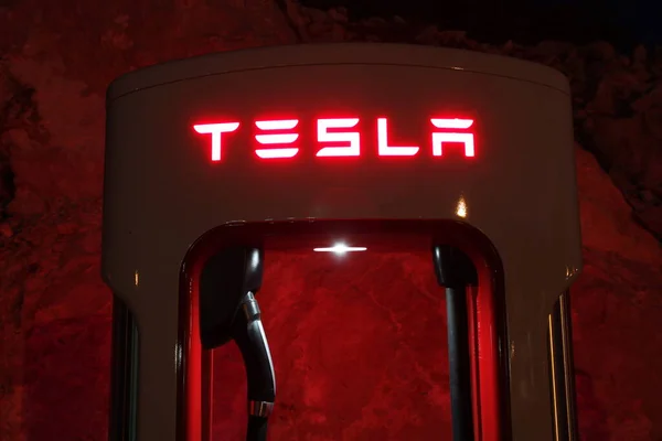 Vrgorac, Hırvatistan, 09 / 14 / 2020 Tesla geceleri elektrikli arabalar için süperşarj