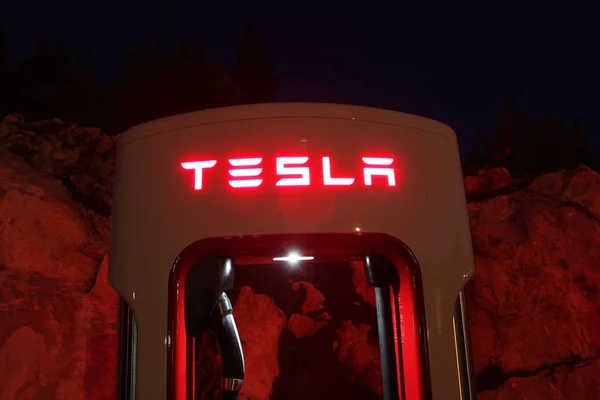 Vrgorac, Hırvatistan, 09 / 14 / 2020 Tesla geceleri elektrikli arabalar için süperşarj