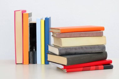 Beyaz arkaplan üzerine kitap yığını