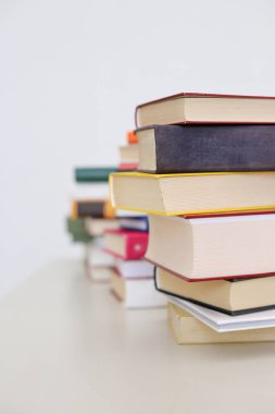 Beyaz arkaplan üzerine kitap yığını
