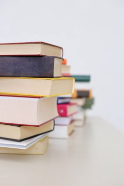 Beyaz arkaplan üzerine kitap yığını