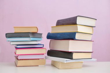 Beyaz arkaplan üzerine kitap yığını