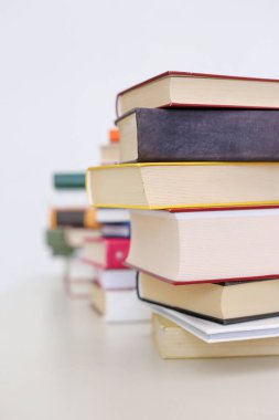Beyaz arkaplan üzerine kitap yığını