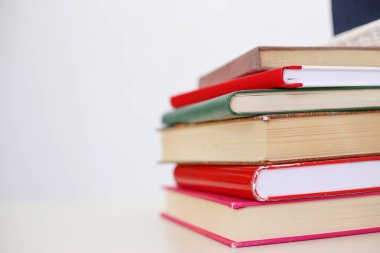 Beyaz arkaplan üzerine kitap yığını