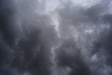 Gökyüzü yağmur bulutlarıyla dolu.