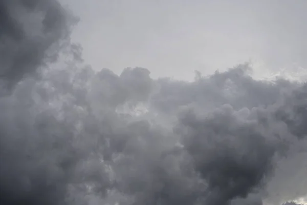 空には雨の雲がいっぱいです — ストック写真
