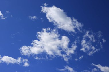  Beyaz bulutlu mavi gökyüzü