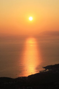 Hırvatistan 'ın Hvar adası yakınlarında deniz üzerinde gün batımı