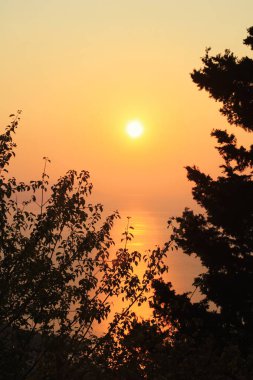 Hırvatistan 'ın Hvar adası yakınlarında deniz üzerinde gün batımı