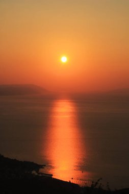 Hırvatistan 'ın Hvar adası yakınlarında deniz üzerinde gün batımı