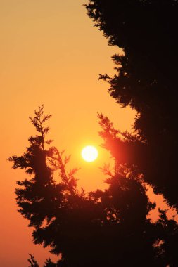 Hırvatistan 'ın Hvar adası yakınlarında deniz üzerinde gün batımı