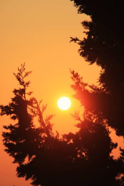 Hırvatistan 'ın Hvar adası yakınlarında deniz üzerinde gün batımı