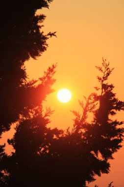 Hırvatistan 'ın Hvar adası yakınlarında deniz üzerinde gün batımı