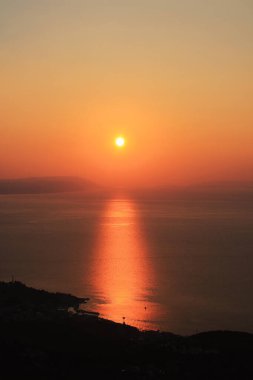 Hırvatistan 'ın Hvar adası yakınlarında deniz üzerinde gün batımı