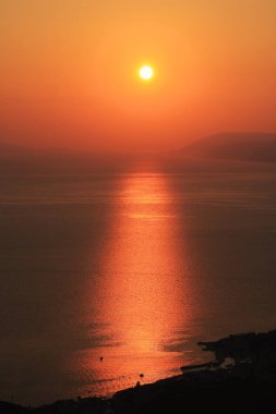 Hırvatistan 'ın Hvar adası yakınlarında deniz üzerinde gün batımı