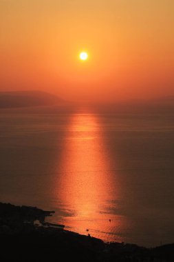 Hırvatistan 'ın Hvar adası yakınlarında deniz üzerinde gün batımı