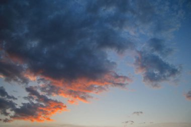 Gün batımından önce bulutlu mavi gökyüzü