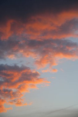 Gün batımından önce bulutlu mavi gökyüzü