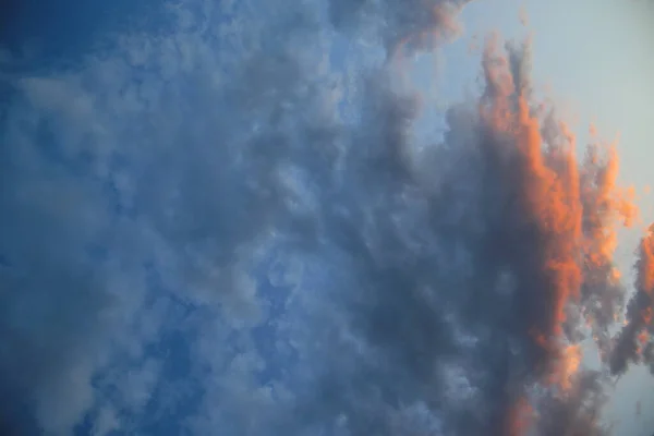 Блакитне Небо Хмарами Перед Заходом Сонця — стокове фото