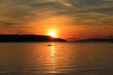 Hırvatistan 'da deniz üzerinde gün batımı
