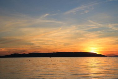 Hırvatistan 'da deniz üzerinde gün batımı