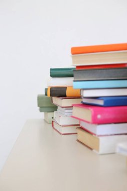 Beyaz arkaplan üzerine kitap yığını