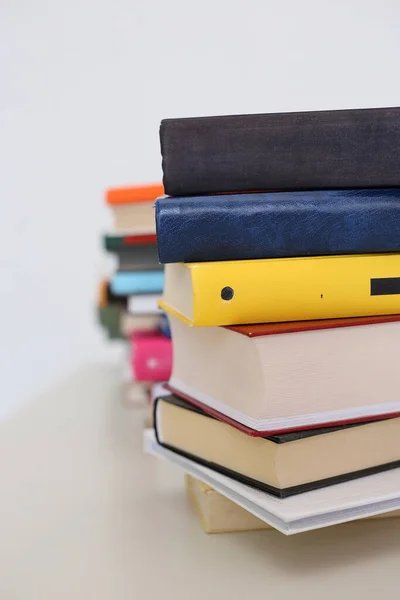 Montón Libros Sobre Fondo Blanco — Foto de Stock