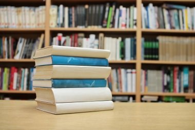 Kitaplar kütüphane masasında.