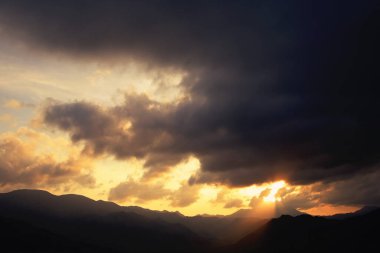 Kara gökyüzü ve yağmur bulutları