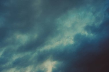 Kara gökyüzü ve yağmur bulutları