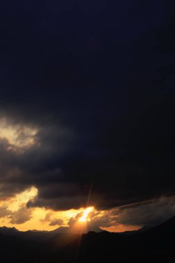 Kara gökyüzü ve yağmur bulutları